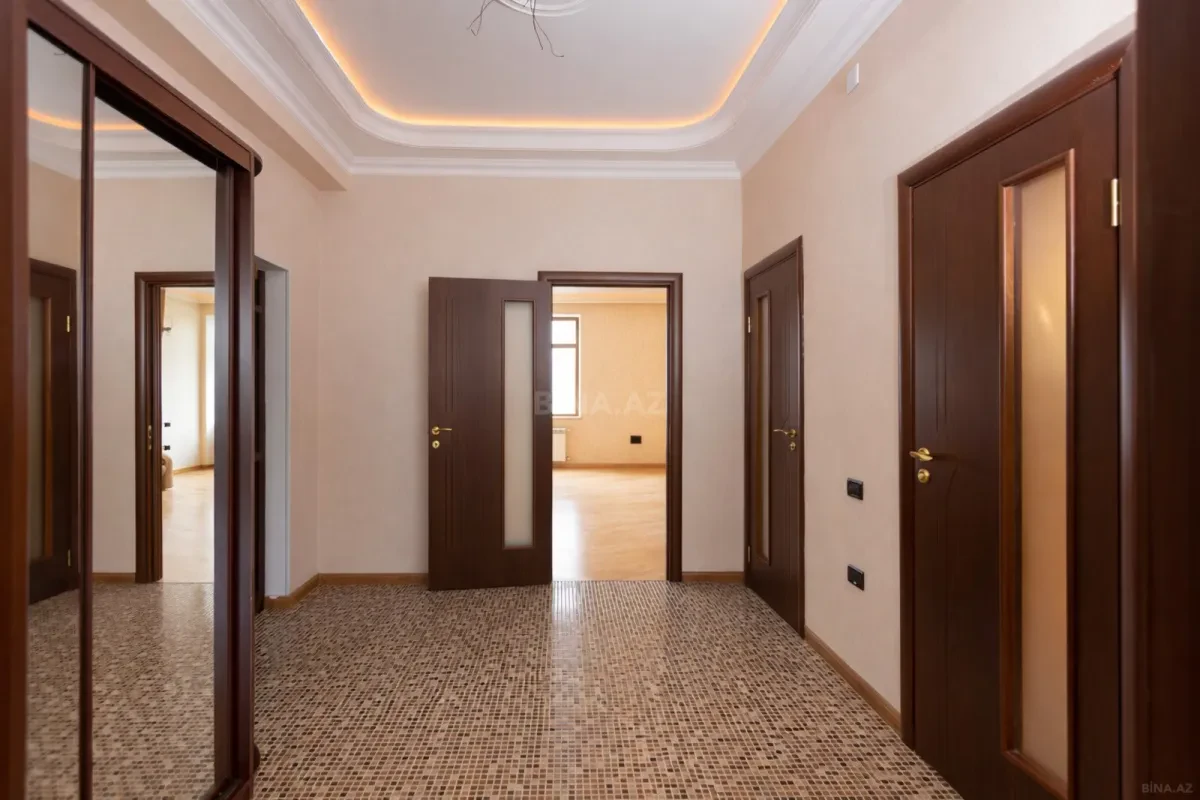Satılır 4 otaqlı mənzil 210 m²
