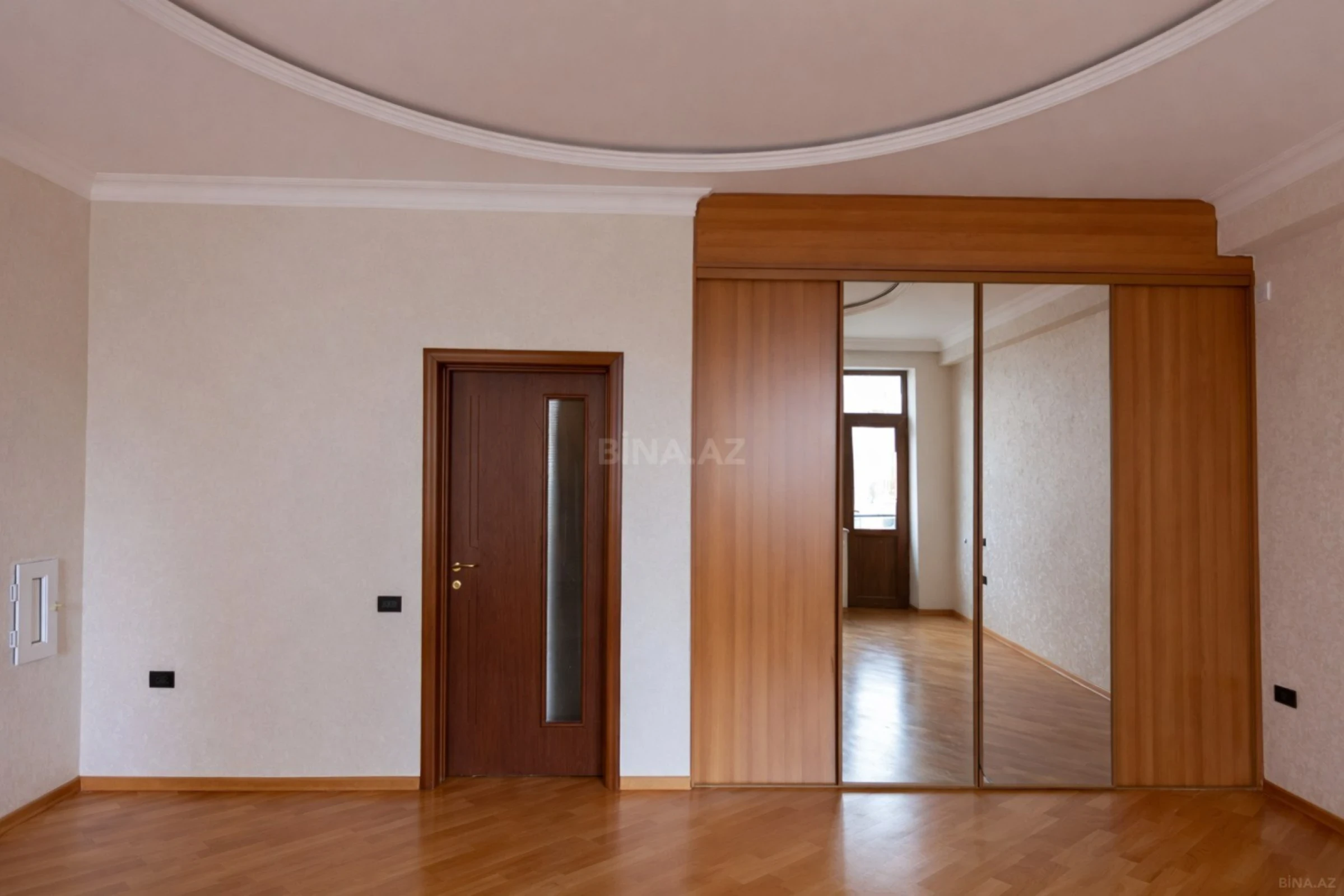 Satılır 4 otaqlı mənzil 210 m²