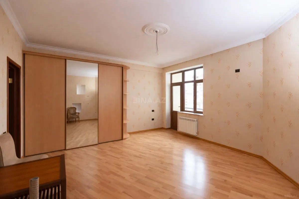 Satılır 4 otaqlı mənzil 210 m²