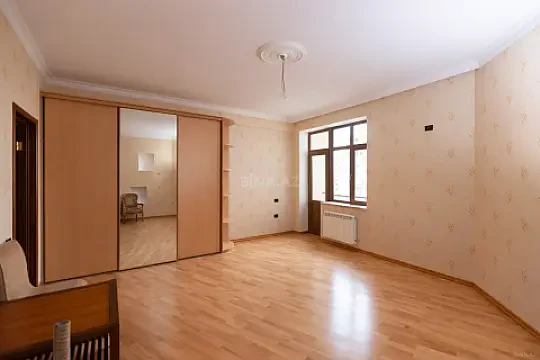 Satılır 4 otaqlı mənzil 210 m²