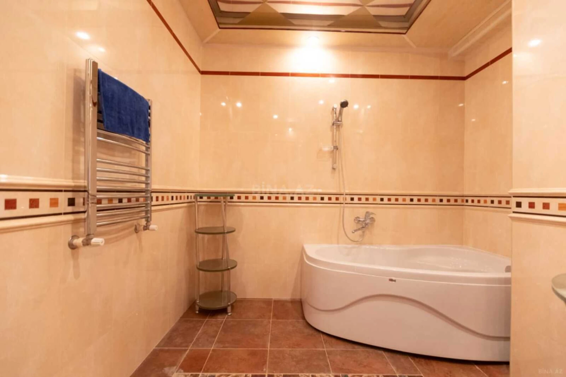 Satılır 4 otaqlı mənzil 210 m²