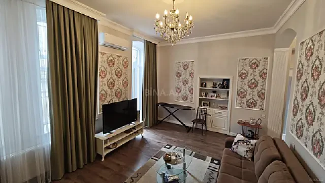 Satılır 6 otaqlı həyət evi 200 m²