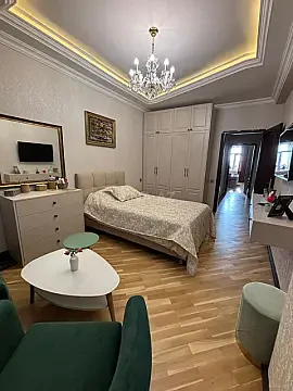 Satılır 4 otaqlı mənzil 165 m²