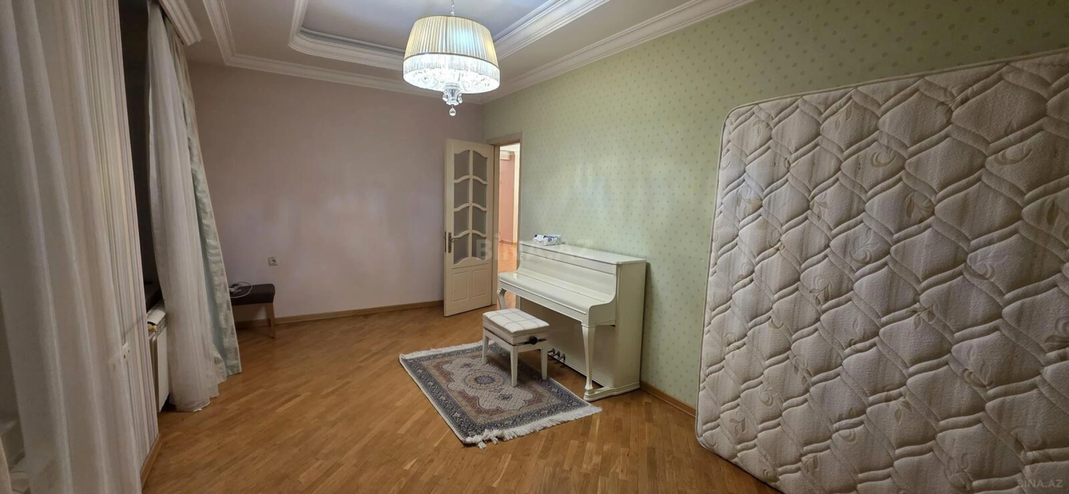 Kirayə verilir 4 otaqlı mənzil 180 m²