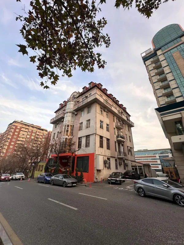 Kirayə verilir 4 otaqlı mənzil 180 m²
