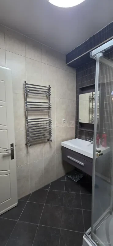 Kirayə verilir 4 otaqlı mənzil 180 m²
