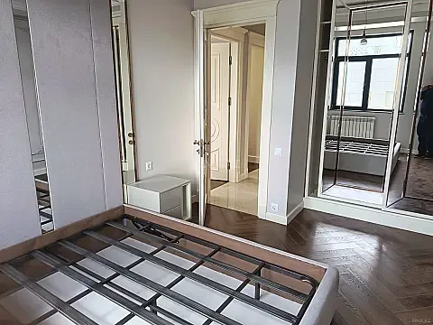 Kirayə verilir 4 otaqlı mənzil 135 m²