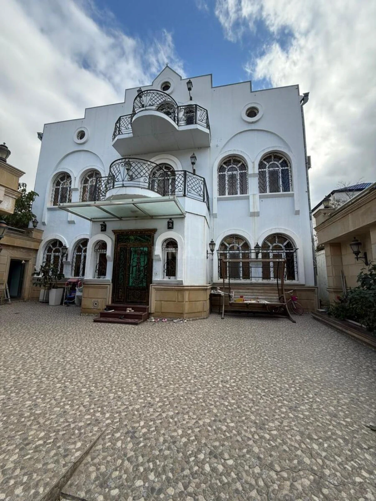 Satılır 8 otaqlı həyət evi 650 m²