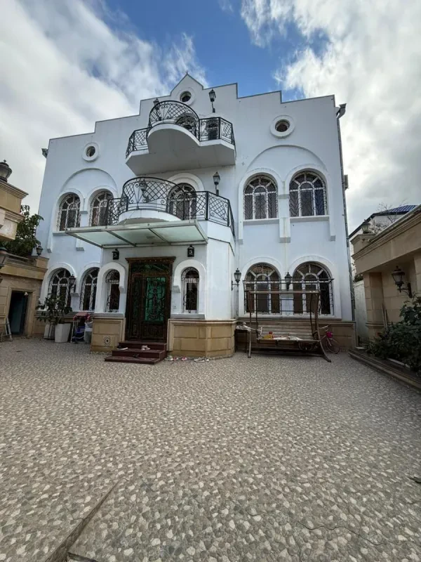 Satılır 8 otaqlı həyət evi 650 m²