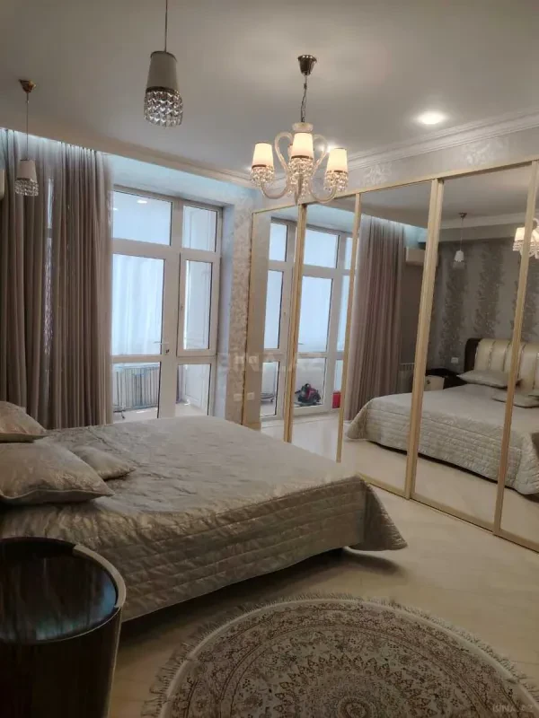 Satılır 4 otaqlı mənzil 178 m²