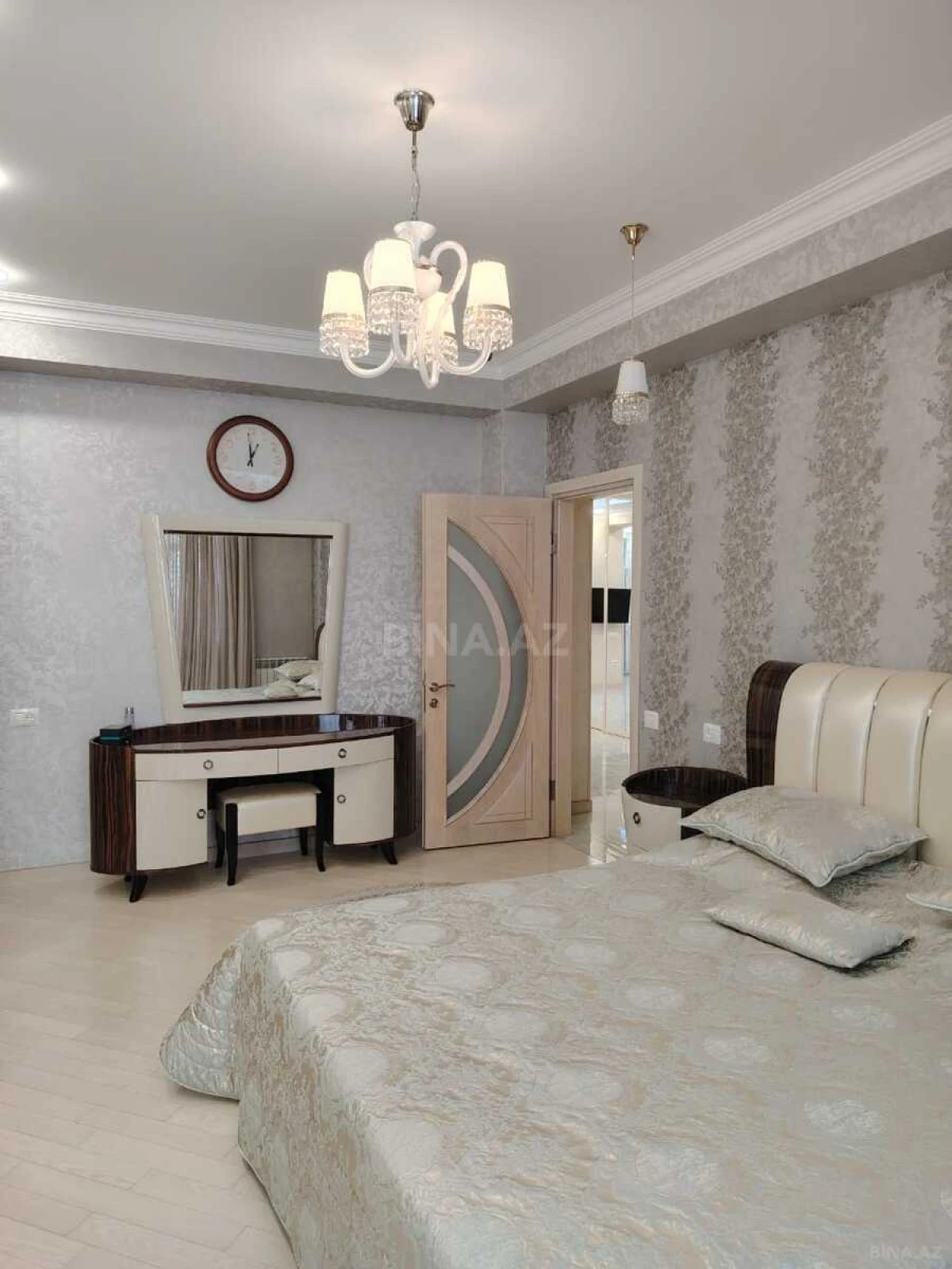 Satılır 4 otaqlı mənzil 178 m²