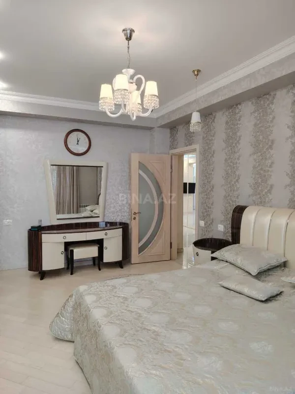 Satılır 4 otaqlı mənzil 178 m²