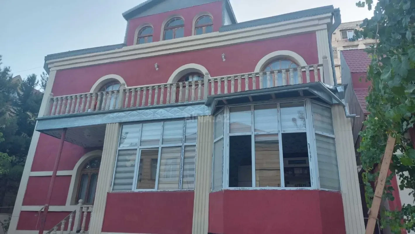 Satılır 8 otaqlı həyət evi 600 m²
