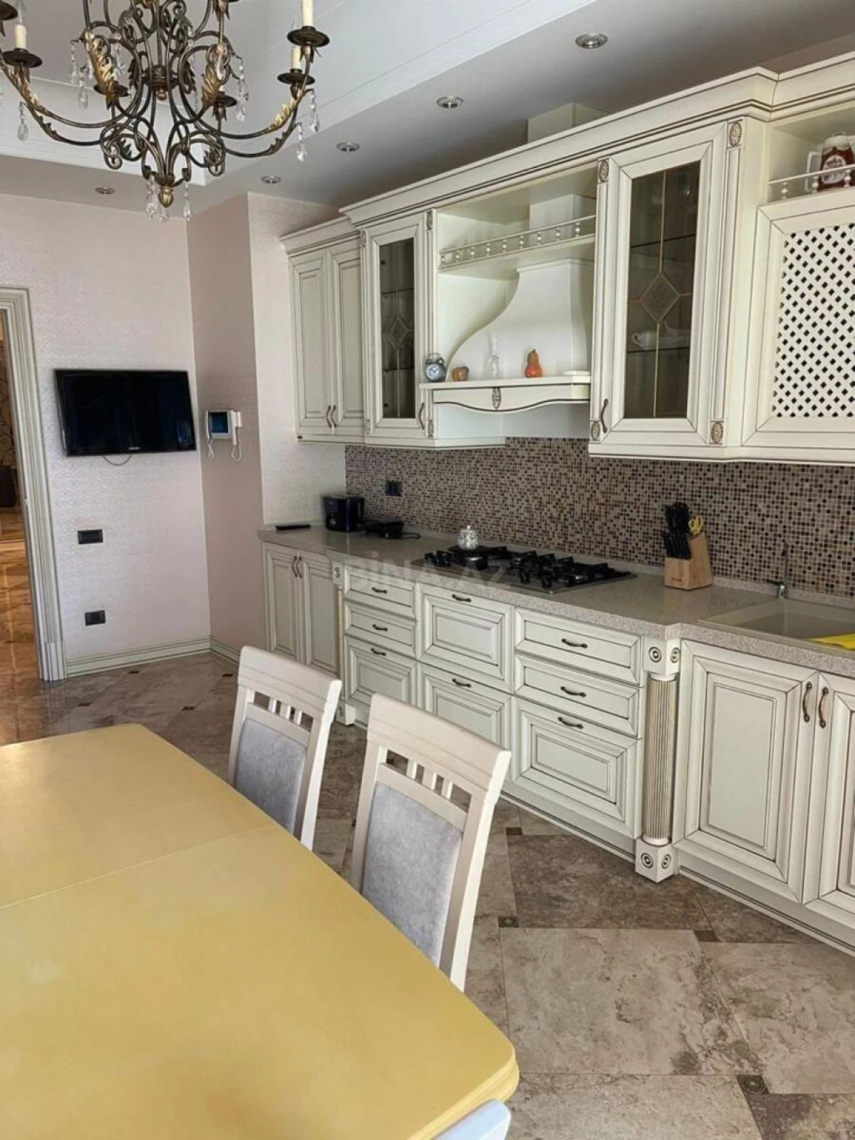 Satılır 4 otaqlı mənzil 255 m²