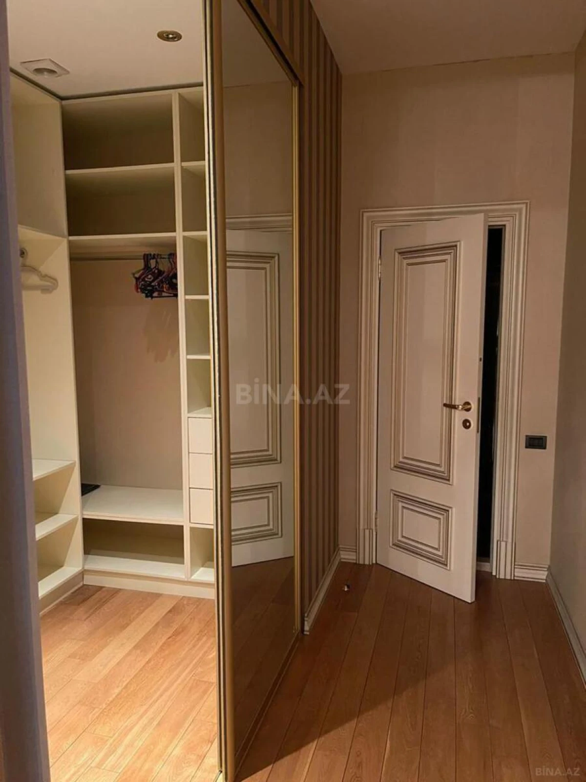 Satılır 4 otaqlı mənzil 255 m²