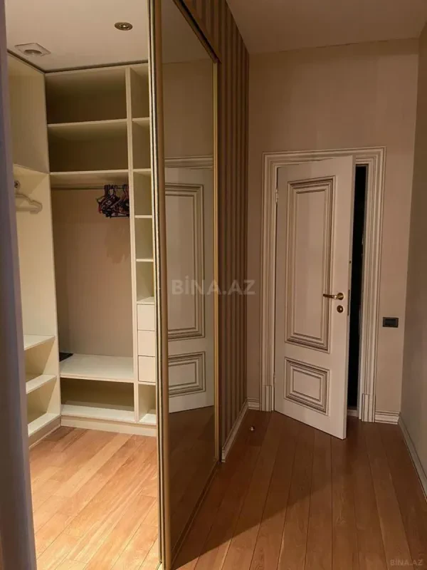 Satılır 4 otaqlı mənzil 255 m²
