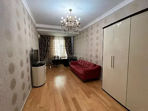 Satılır 4 otaqlı mənzil 255 m²