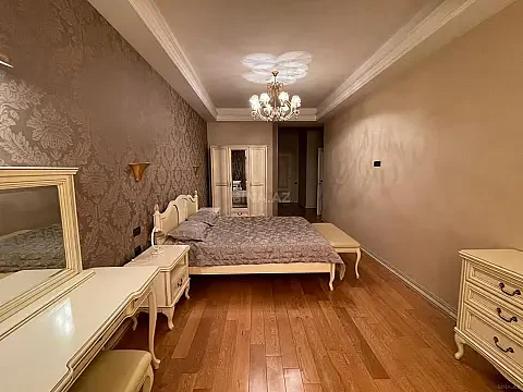 Satılır 4 otaqlı mənzil 255 m²