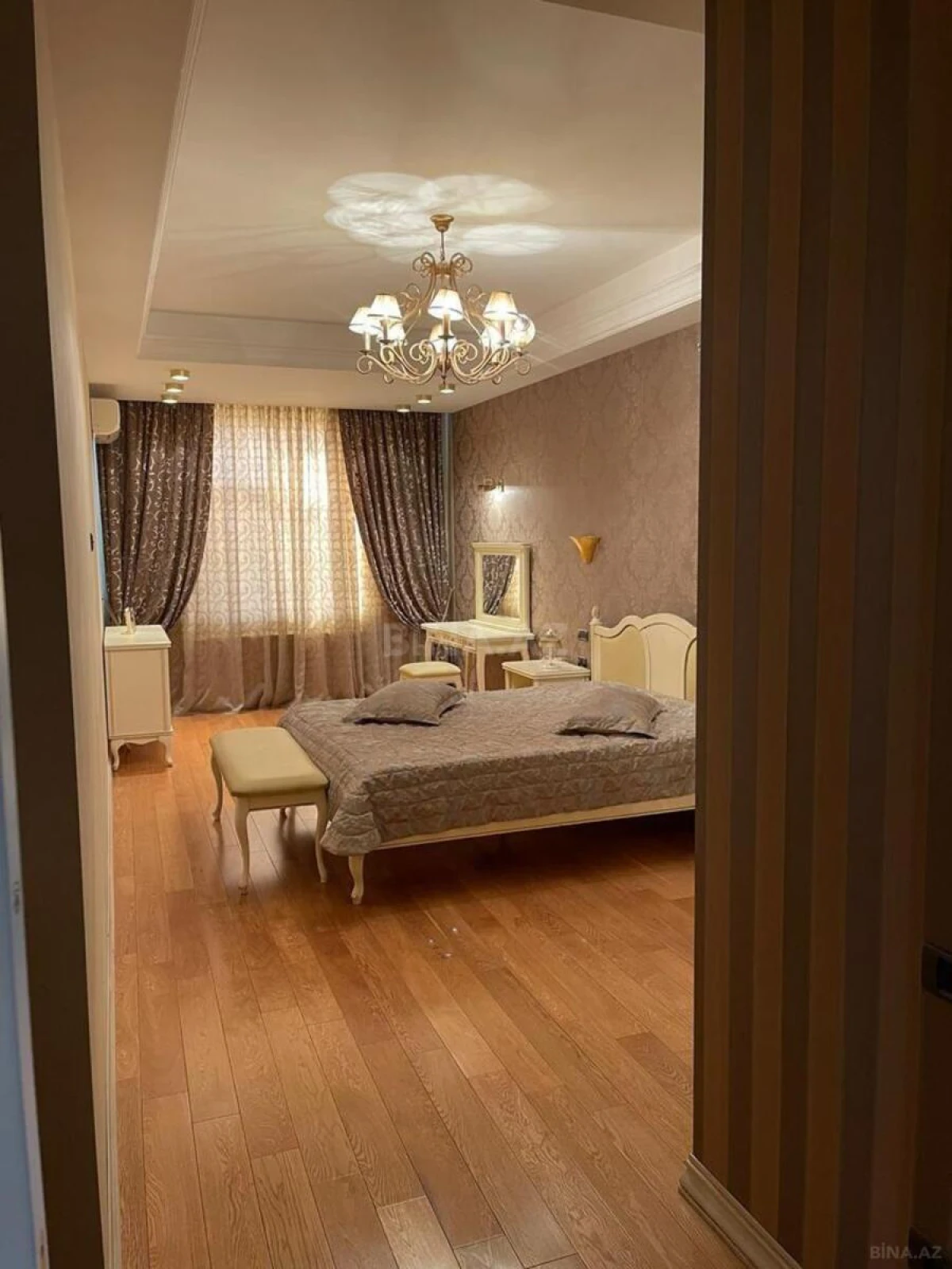 Satılır 4 otaqlı mənzil 255 m²