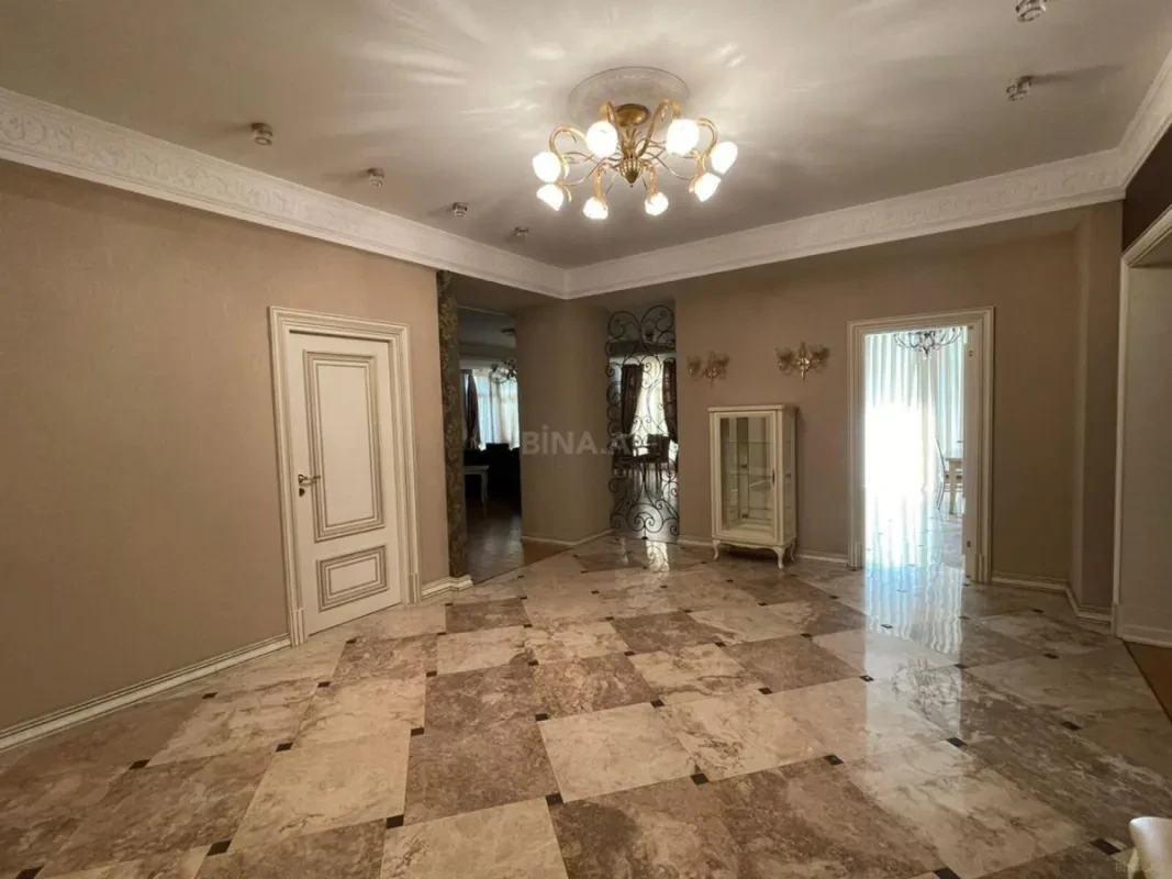 Satılır 4 otaqlı mənzil 255 m²