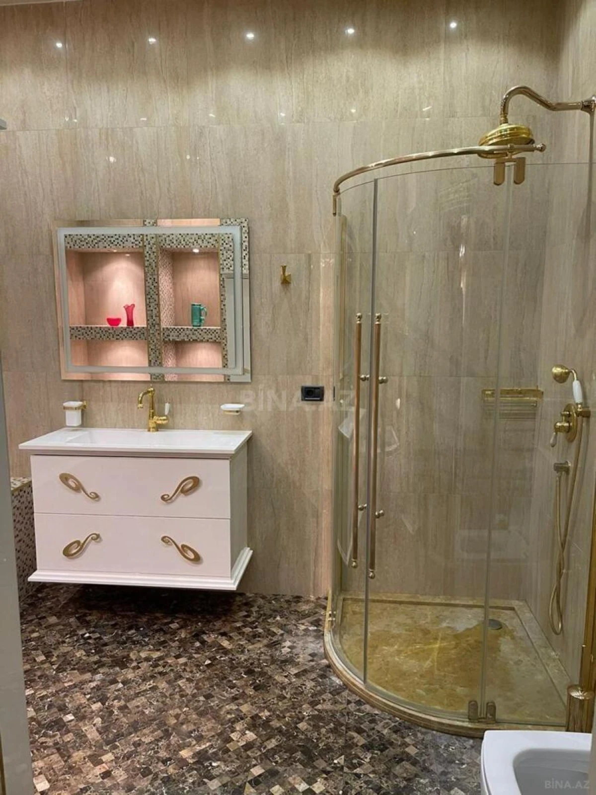 Satılır 4 otaqlı mənzil 255 m²