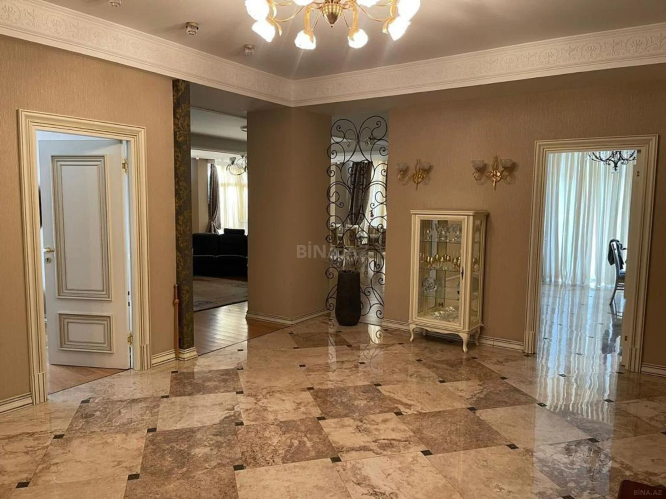 Satılır 4 otaqlı mənzil 255 m²