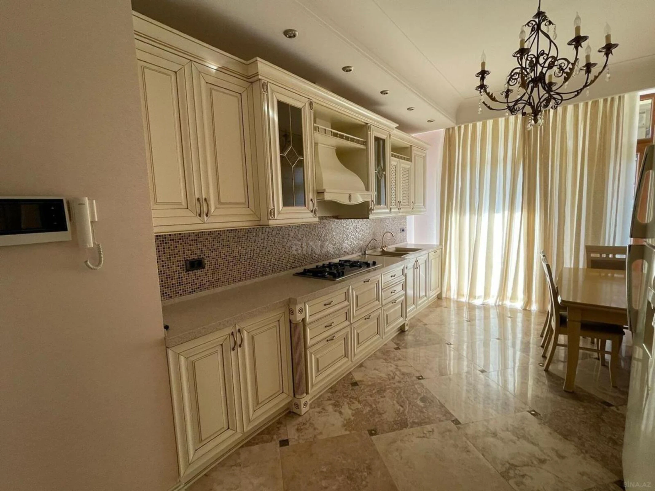 Satılır 4 otaqlı mənzil 255 m²