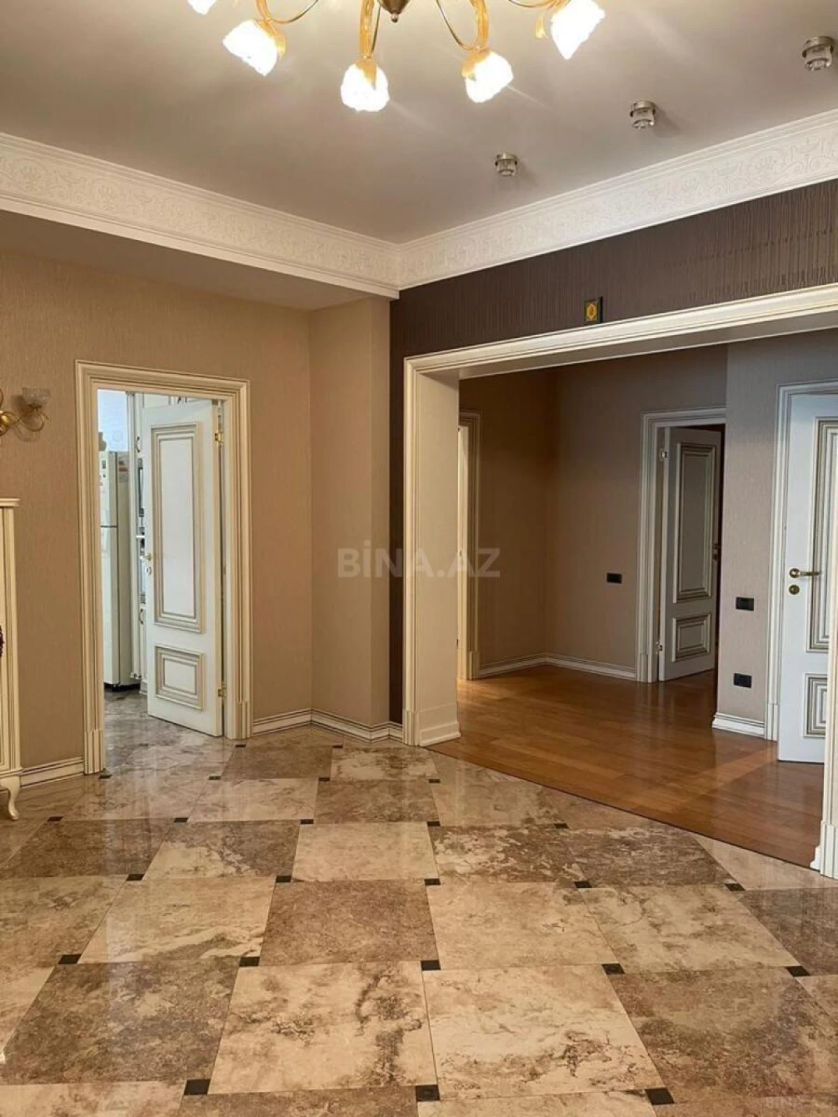 Satılır 4 otaqlı mənzil 255 m²
