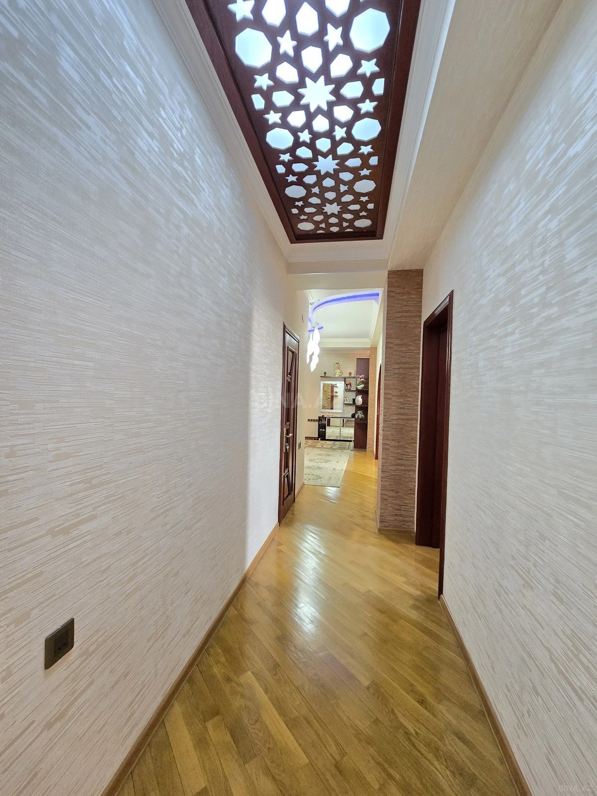 Satılır 3 otaqlı mənzil 137 m²