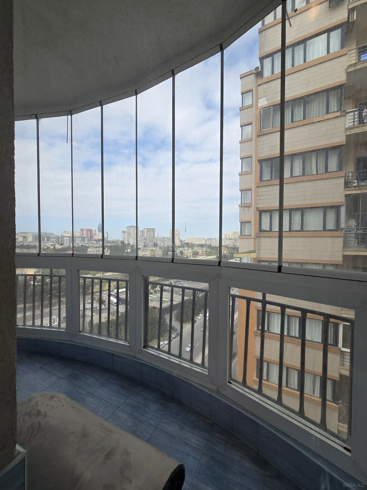 Satılır 3 otaqlı mənzil 137 m²