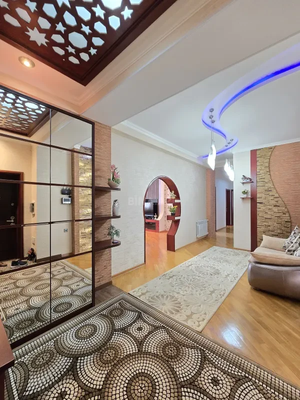Satılır 3 otaqlı mənzil 137 m²