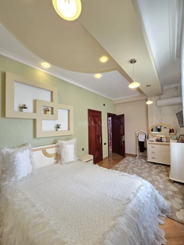 Satılır 3 otaqlı mənzil 137 m²