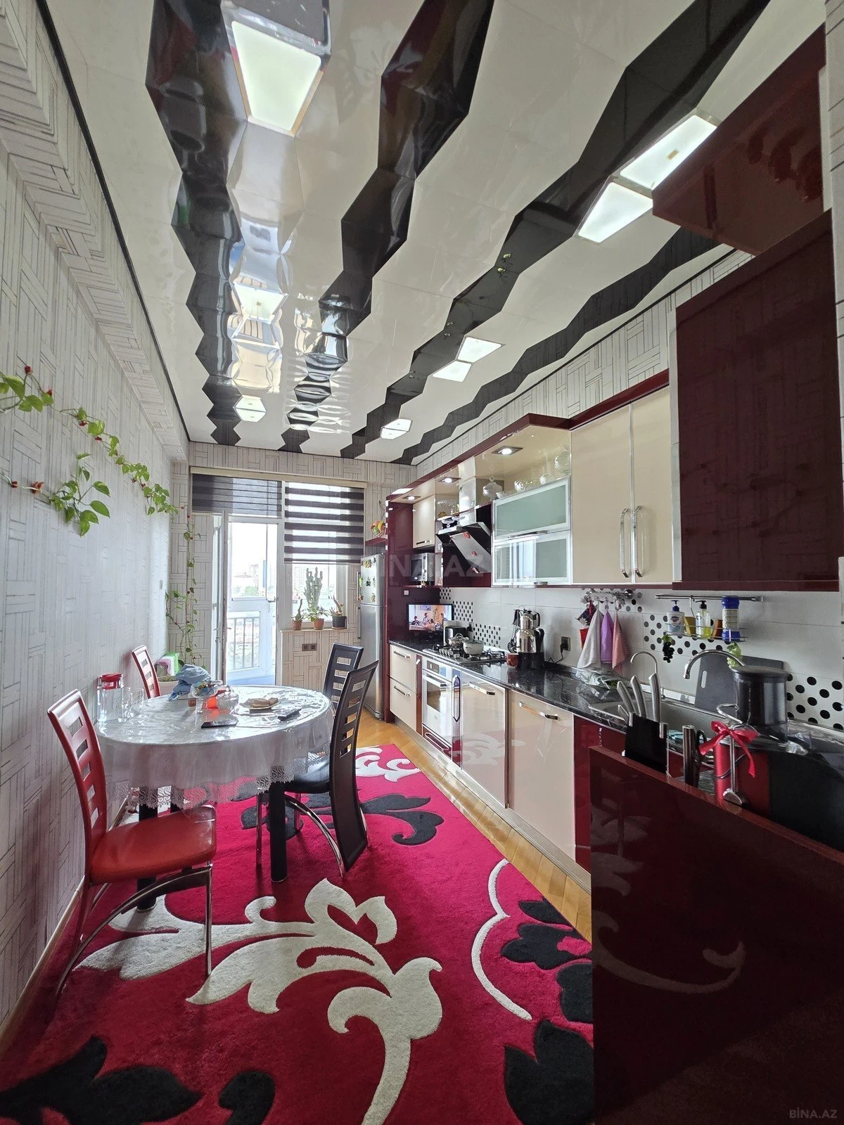 Satılır 3 otaqlı mənzil 137 m²