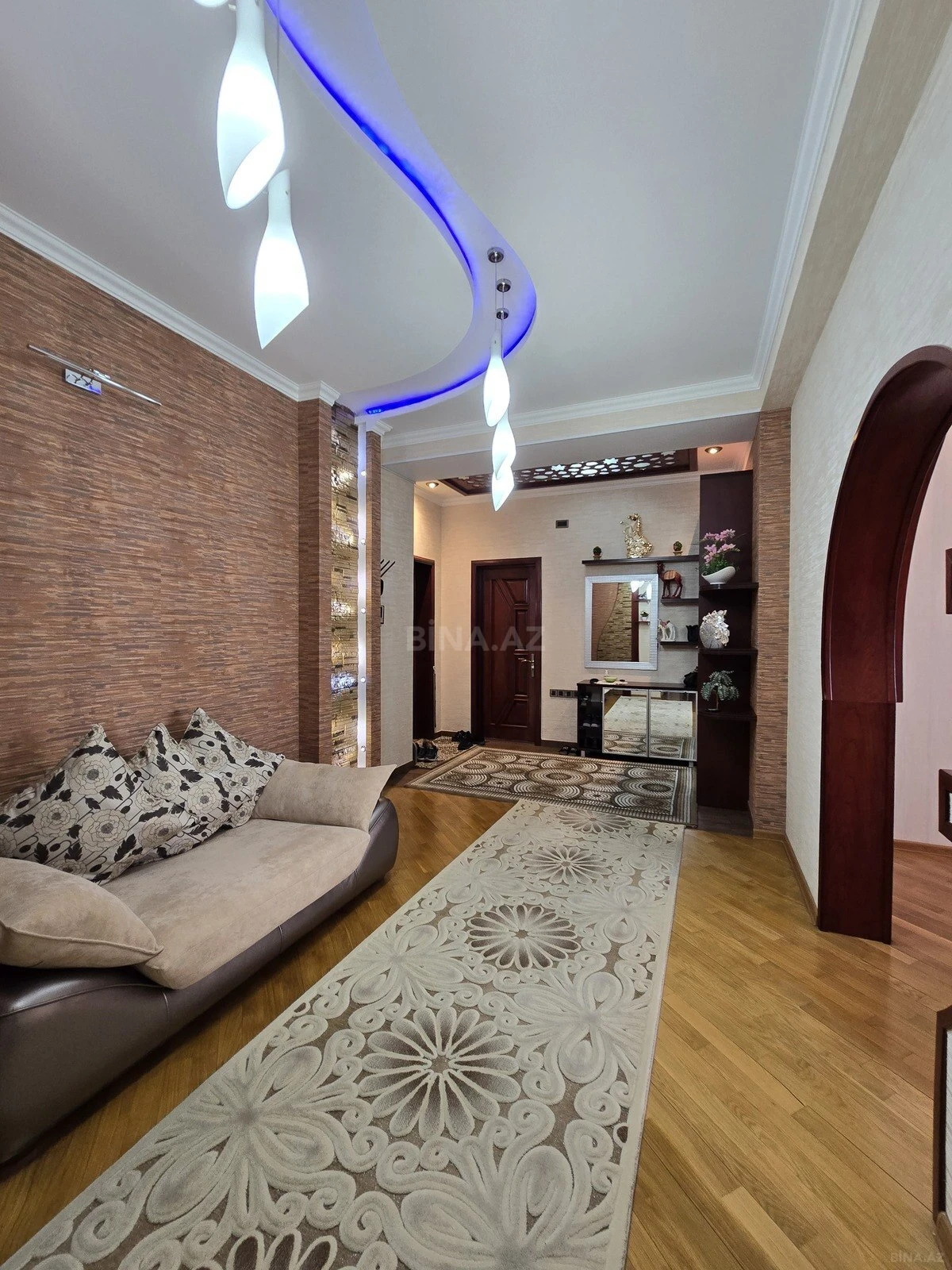 Satılır 3 otaqlı mənzil 137 m²