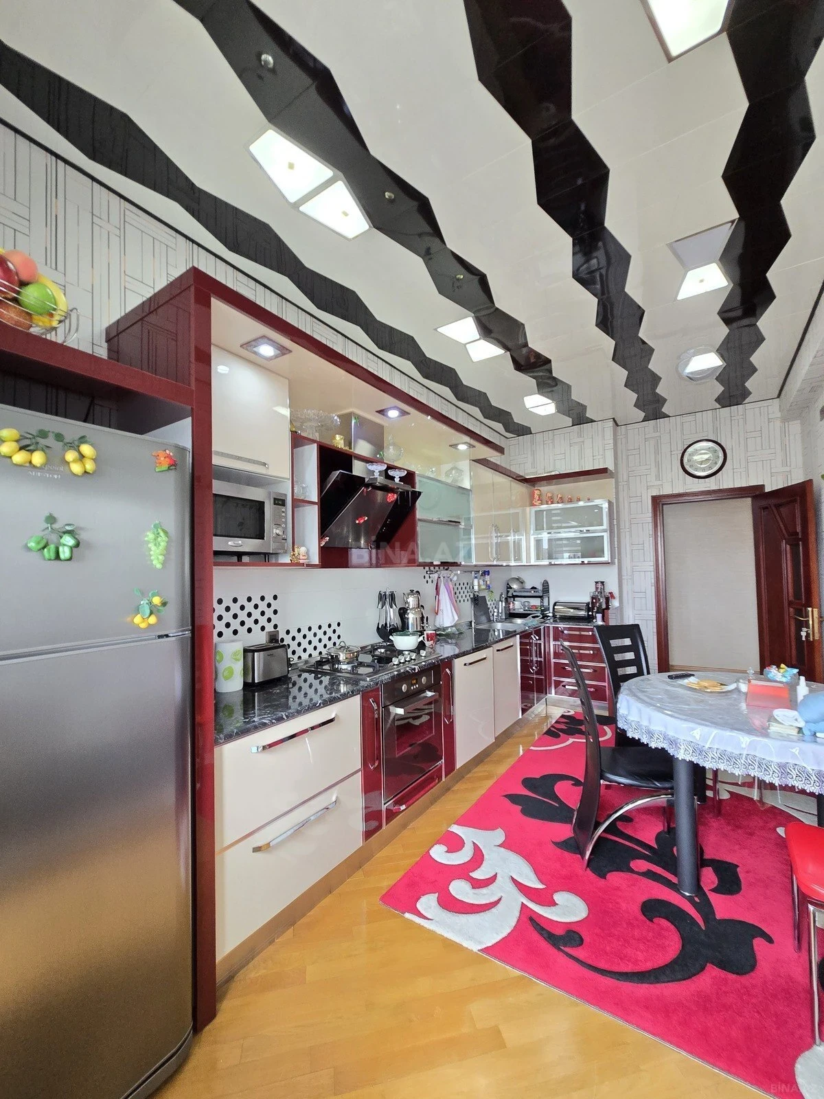 Satılır 3 otaqlı mənzil 137 m²