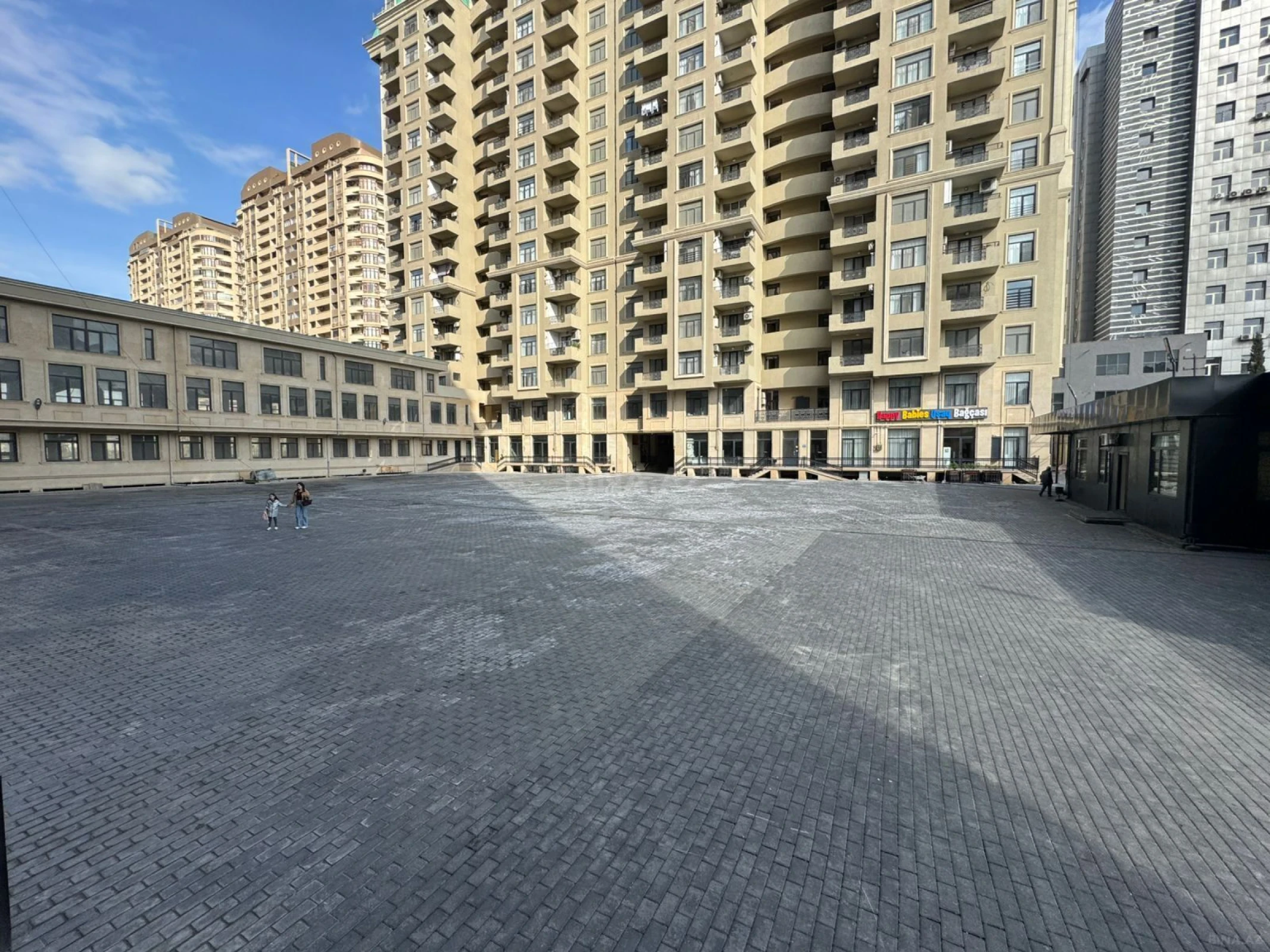 Satılır 2 otaqlı mənzil 77 m²