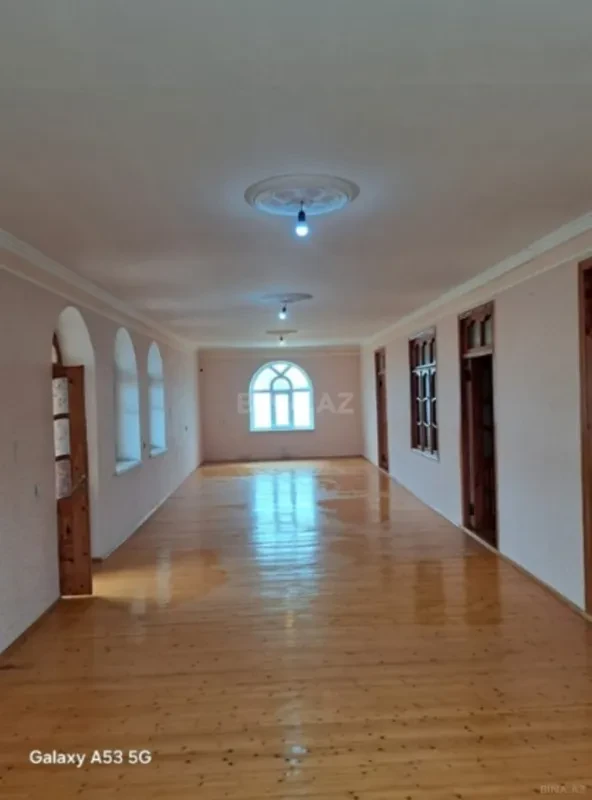 Satılır 8 otaqlı həyət evi 295 m²