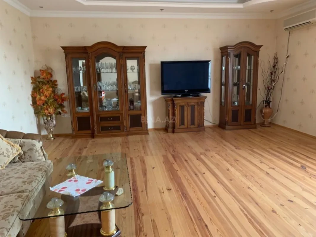 Kirayə verilir 9 otaqlı həyət evi 675 m²