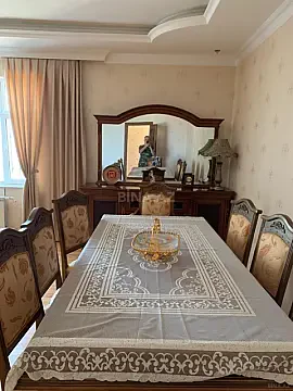 Kirayə verilir 9 otaqlı həyət evi 675 m²