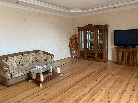 Kirayə verilir 9 otaqlı həyət evi 675 m²