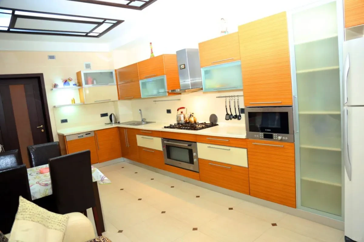 Kirayə verilir 4 otaqlı mənzil 210 m²