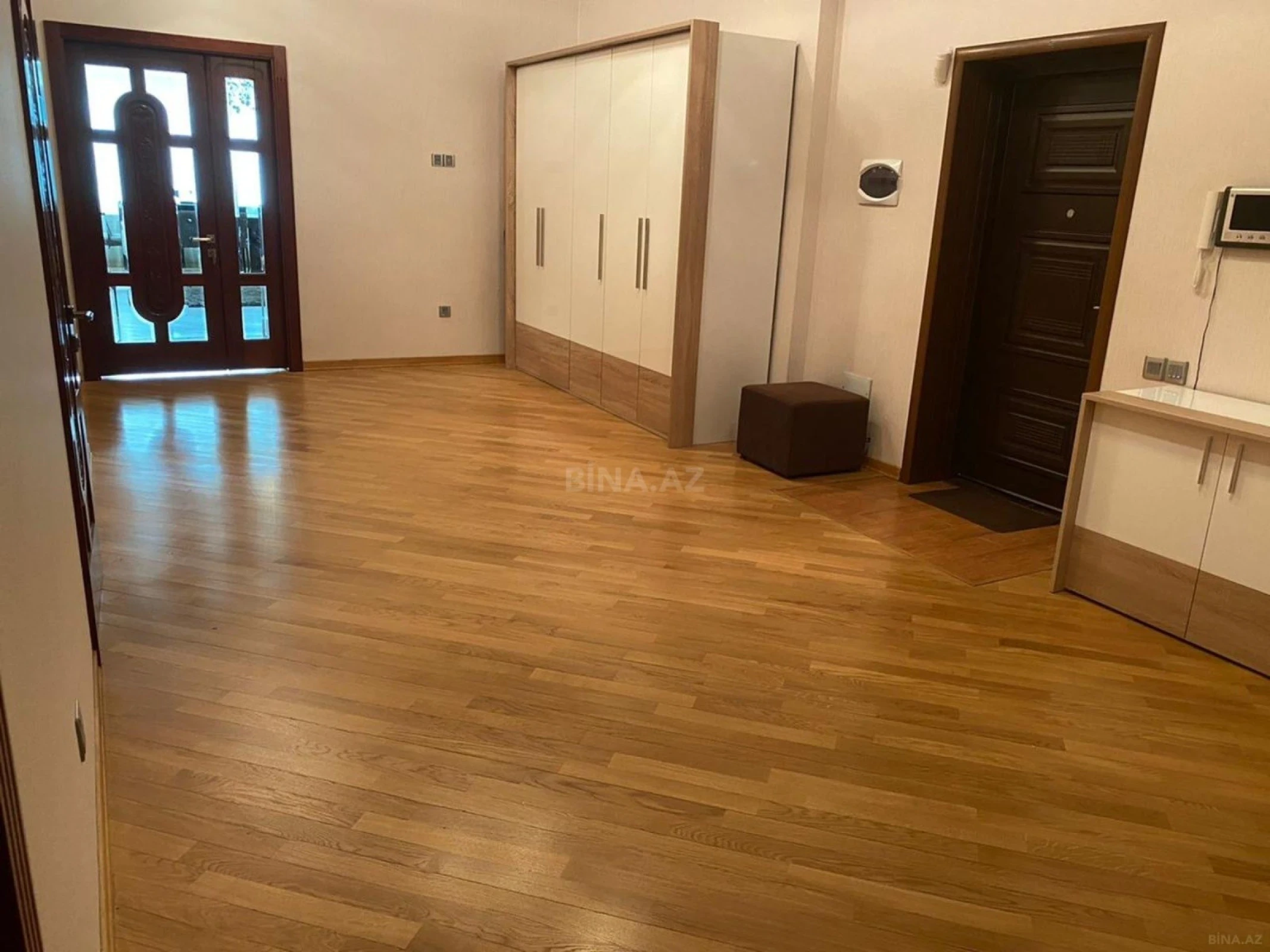 Satılır 3 otaqlı mənzil 132 m²