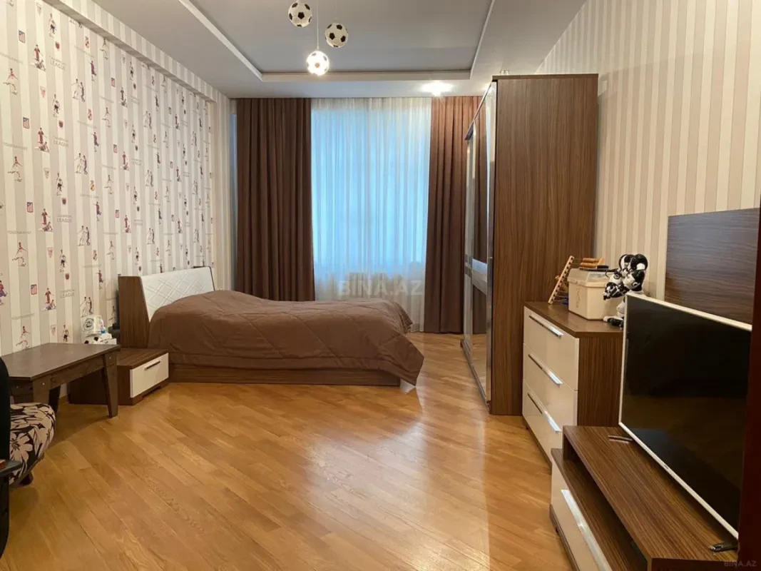 Satılır 3 otaqlı mənzil 132 m²