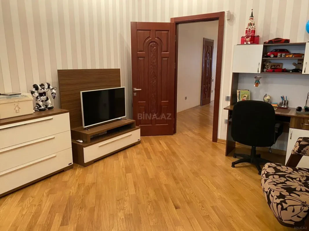 Satılır 3 otaqlı mənzil 132 m²