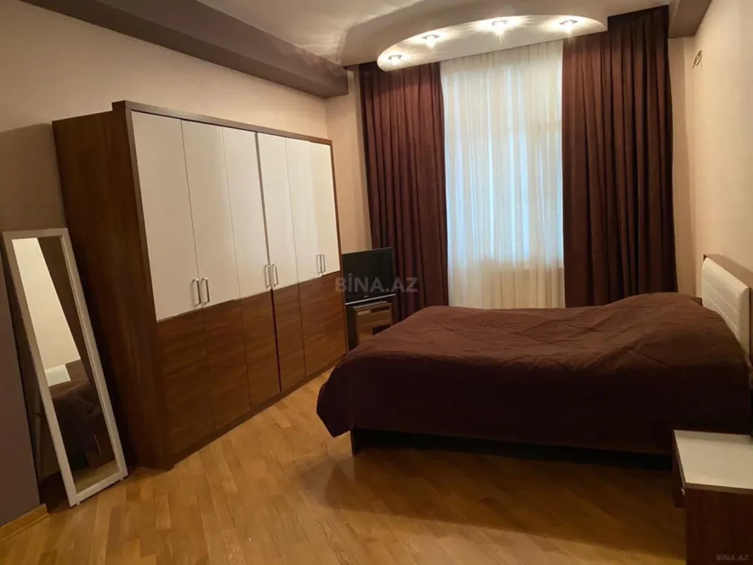 Satılır 3 otaqlı mənzil 132 m²