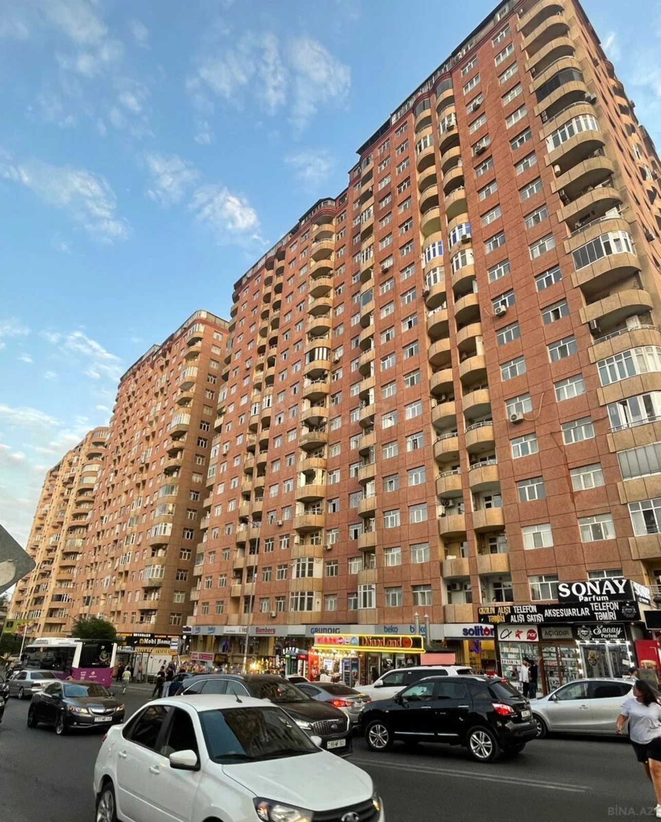 Satılır 4 otaqlı mənzil 142 m²