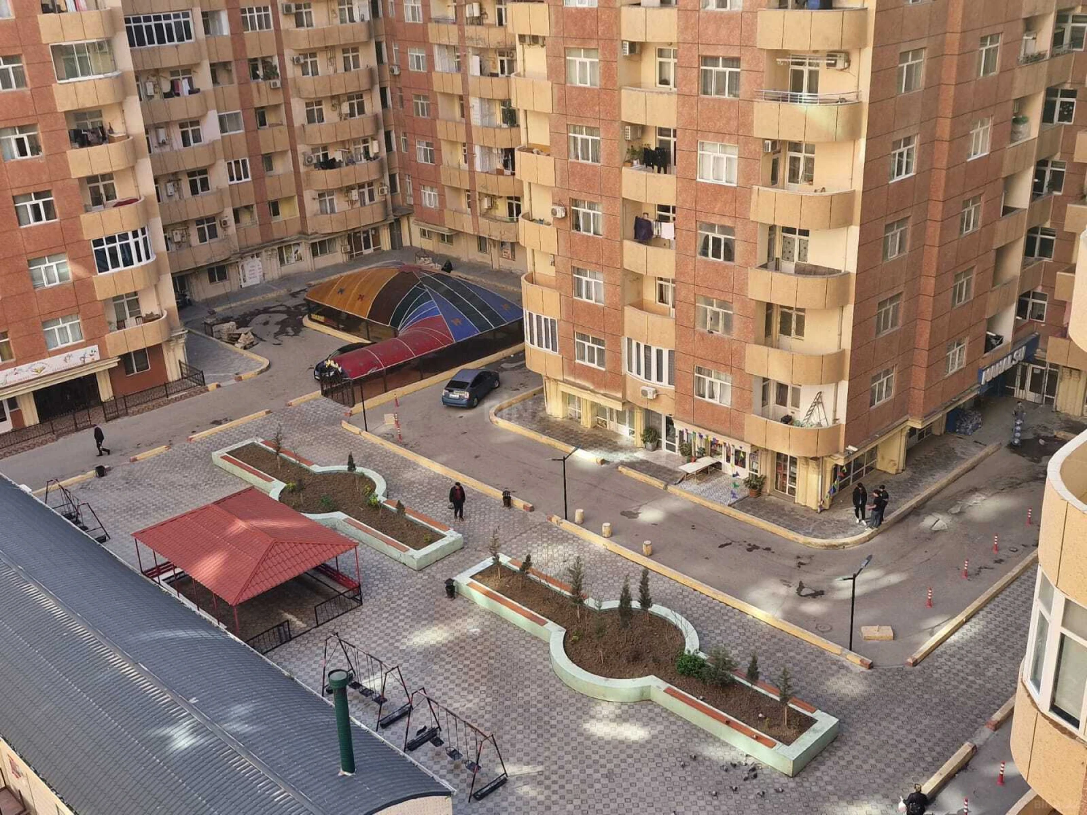 Satılır 4 otaqlı mənzil 142 m²