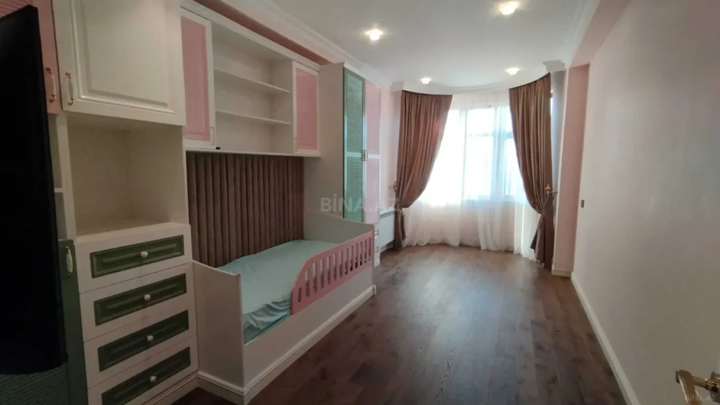 Satılır 4 otaqlı mənzil 155 m²