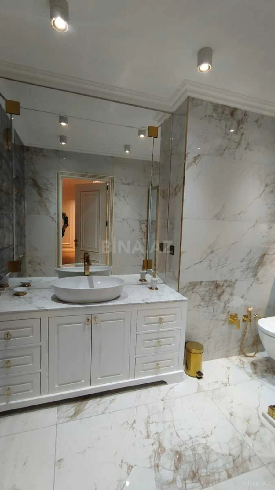 Satılır 4 otaqlı mənzil 155 m²
