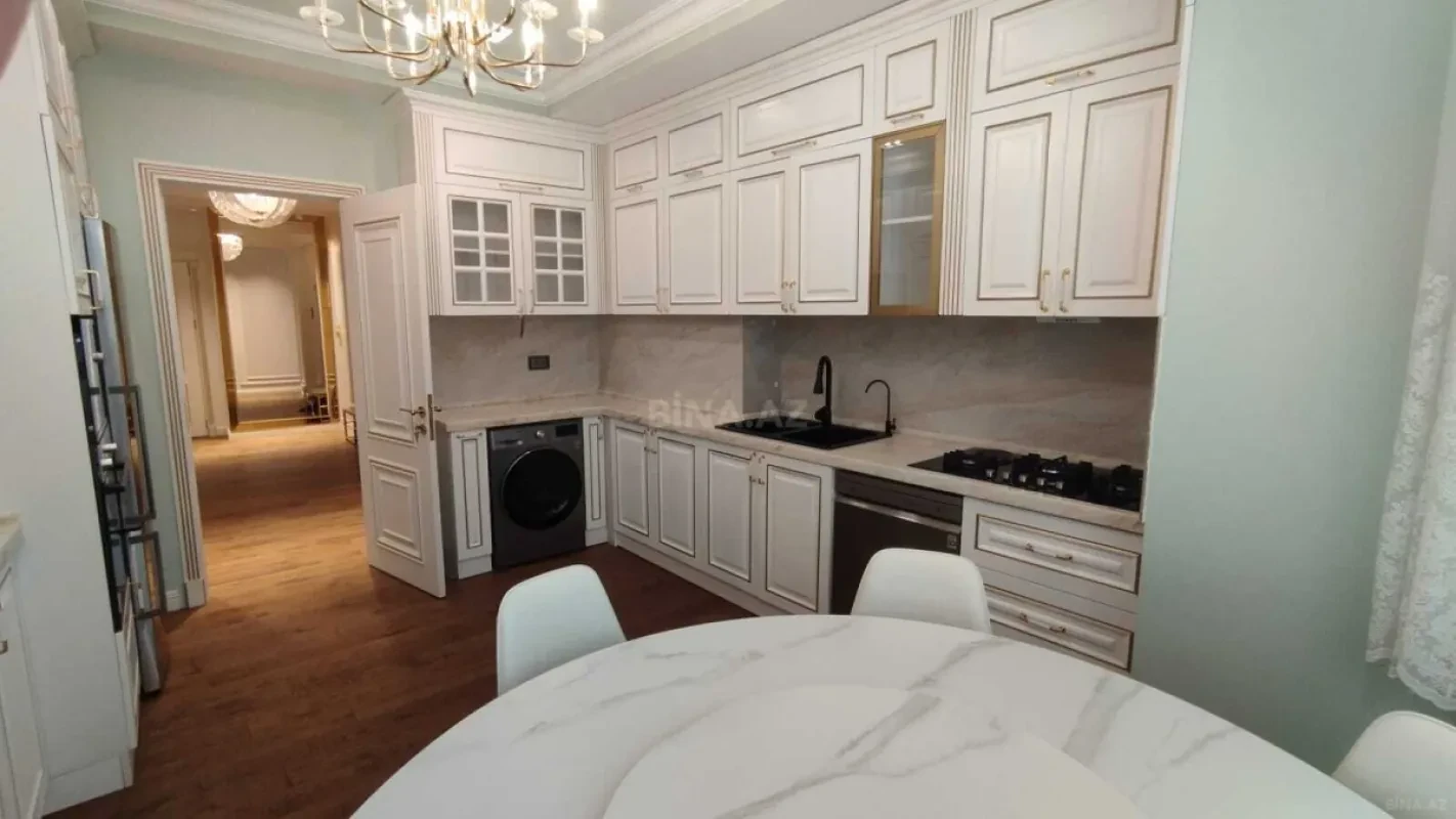 Satılır 4 otaqlı mənzil 155 m²